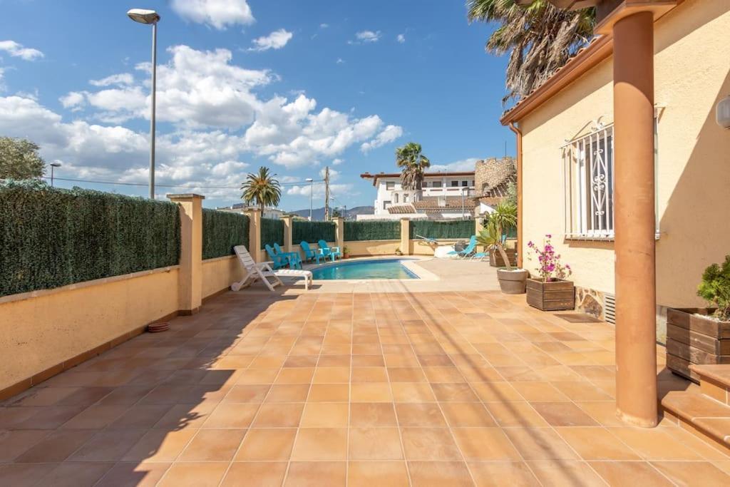 S46-Casa De Vacaciones Climatizada Con Piscina, En El Centro Junto Al Mar, Barbacoa Y Wiifi Empuriabrava Zewnętrze zdjęcie