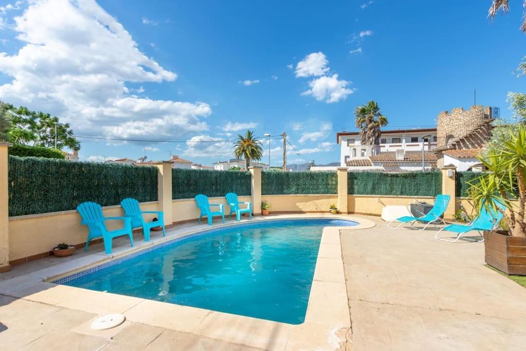 S46-Casa De Vacaciones Climatizada Con Piscina, En El Centro Junto Al Mar, Barbacoa Y Wiifi Empuriabrava Zewnętrze zdjęcie